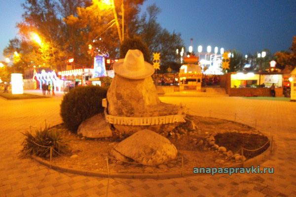 Памятник белой шляпе. Анапа в мае