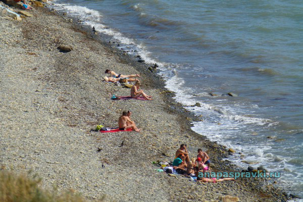 Вид с Набережной на галечный каменный пляж. Анапа в мае