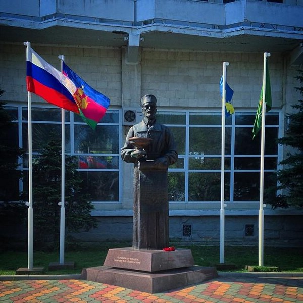 Памятник Будзинскому. 15.05.2015 в Анапе
