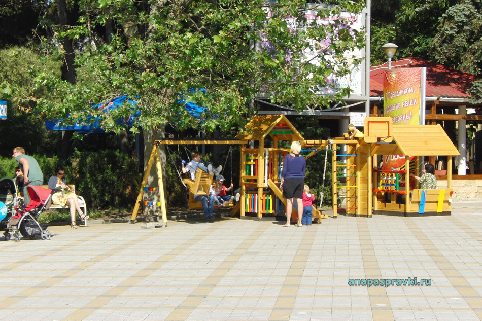 Детский игровой уголок на Набережной. Анапа, 1.06.2015