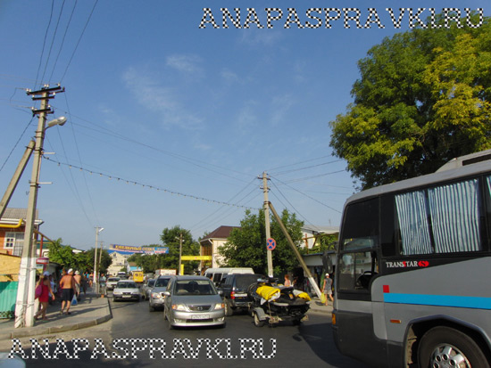 Загруженность улицы Черноморской в Витязево транспортом различных габаритов