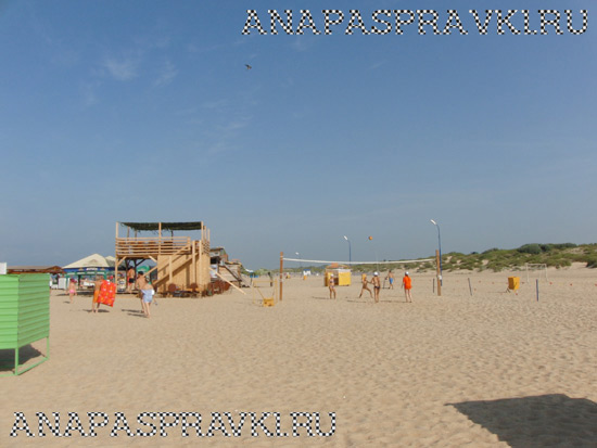 Общедоступная сетка для волейбола на пляже в Витязево
