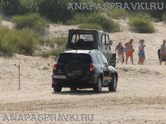 Машина на пляже в Витязево