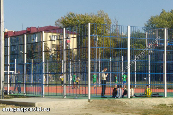 Игровая спортивная площадка в школе № 6 в Анапе